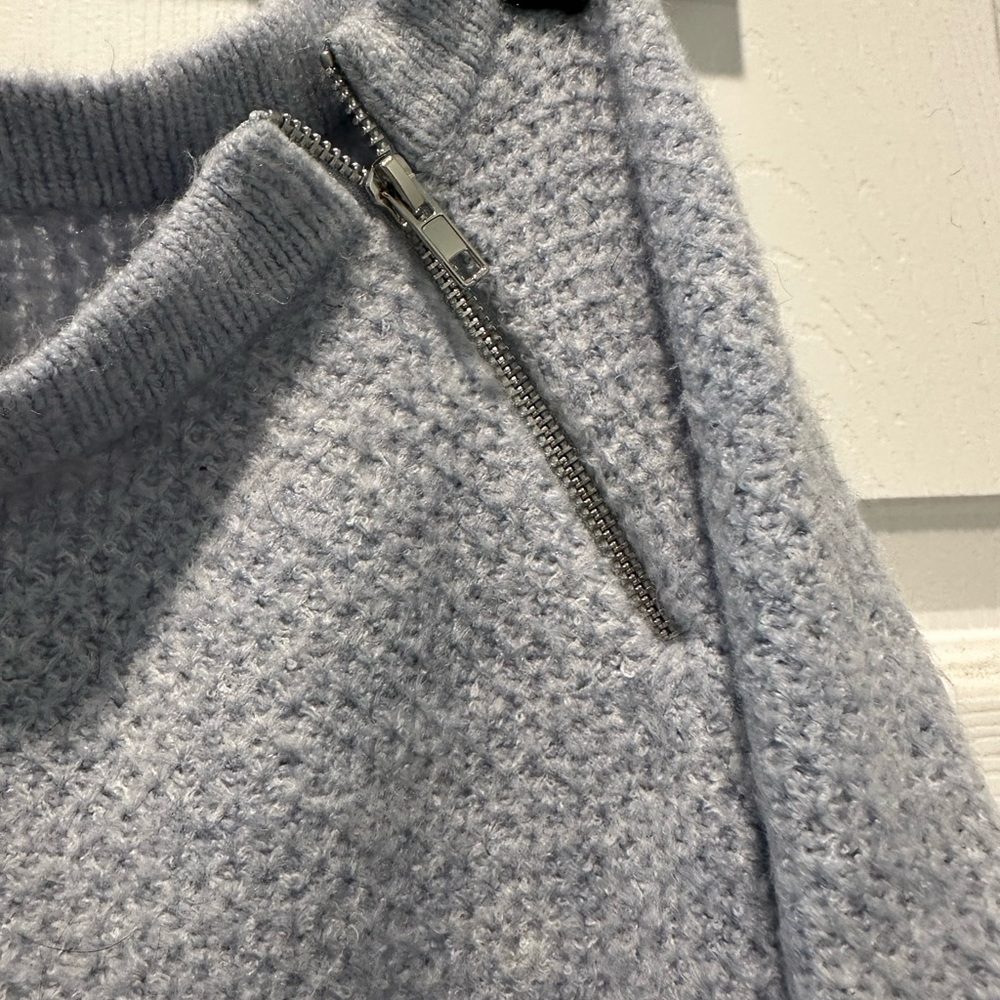 Abercrombie crew neck sweater - Size M